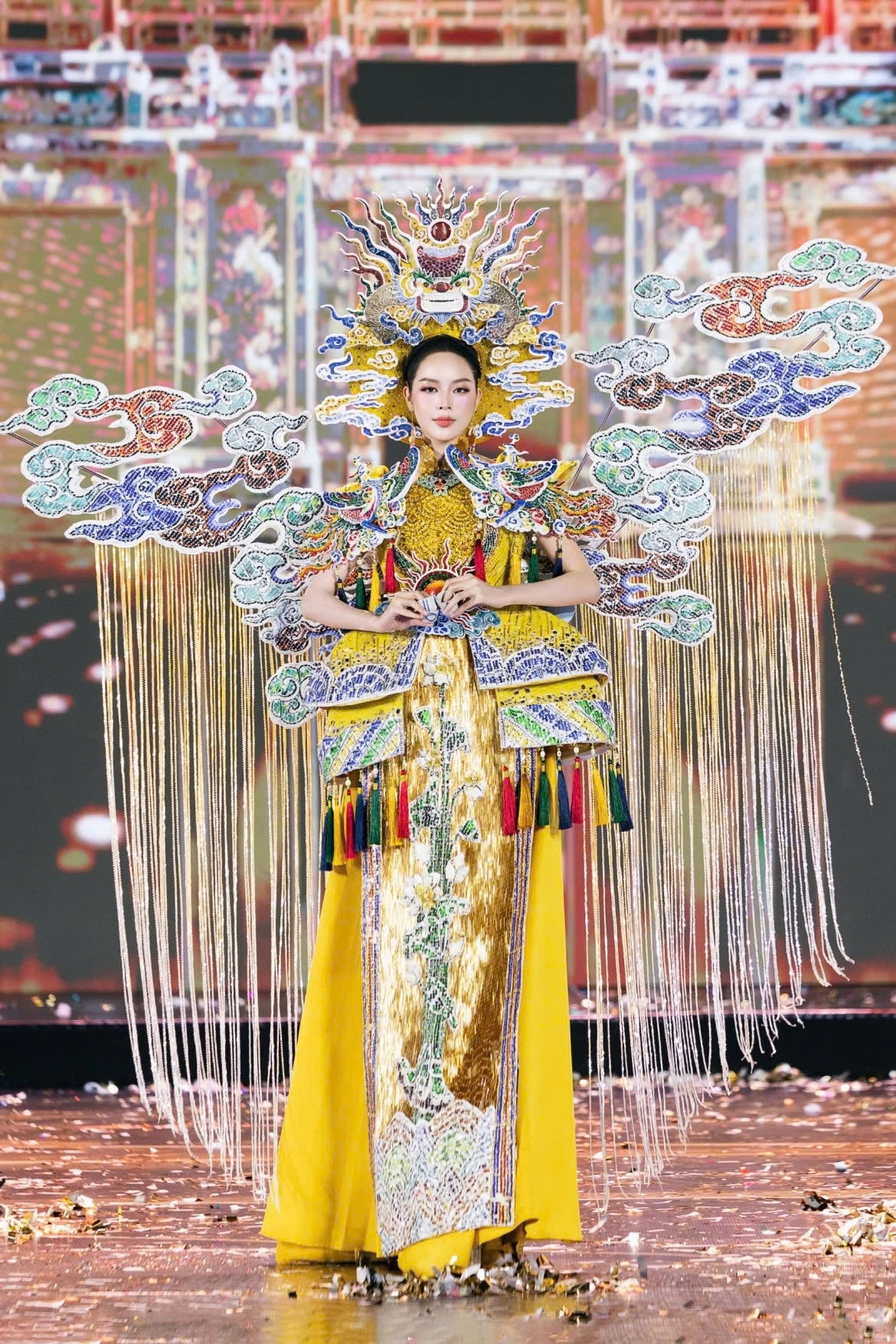 miss grand vietnam 2026 contestants take the stage in semi-final night picture 3