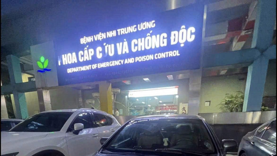 trung ta csgt ha noi mo duong dua be trai di cap cuu trong thoi gian vang hinh anh 2