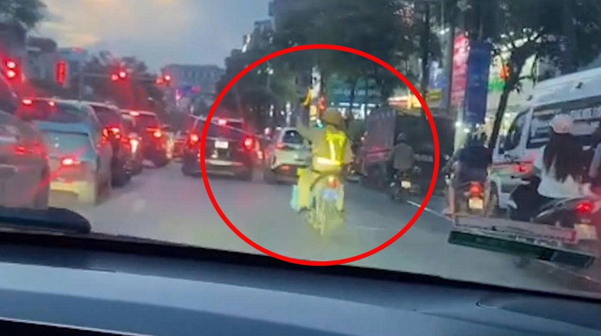 trung ta csgt ha noi mo duong dua be trai di cap cuu trong thoi gian vang hinh anh 1