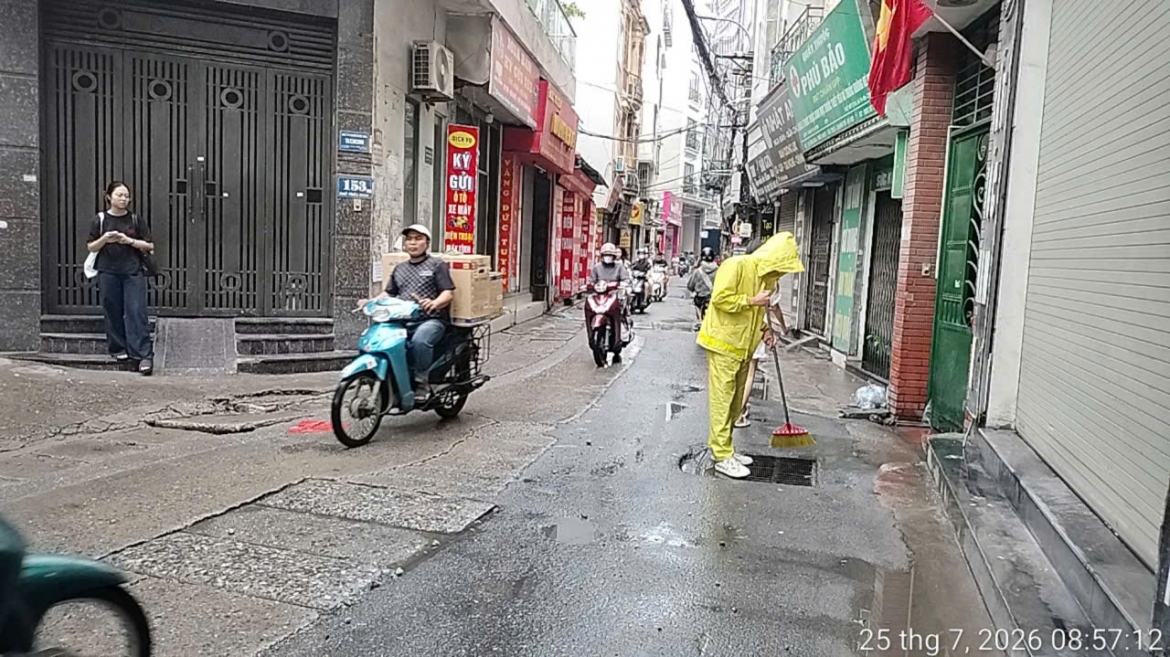 Các điểm ngập cục bộ tại Hà Nội sau mưa lớn đêm 25/7 cơ bản rút hết sau 30 phút