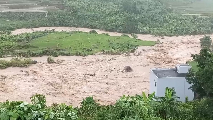 Mưa lũ làm sập, cuốn trôi ngôi nhà 2 tầng tại Lai Châu