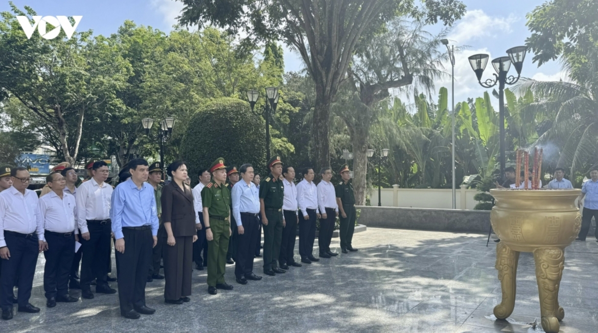 na chairman pays tribute to heroic martyr vo thi sau in hcm city picture 1