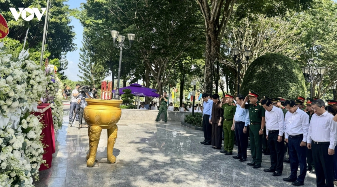 na chairman pays tribute to heroic martyr vo thi sau in hcm city picture 2