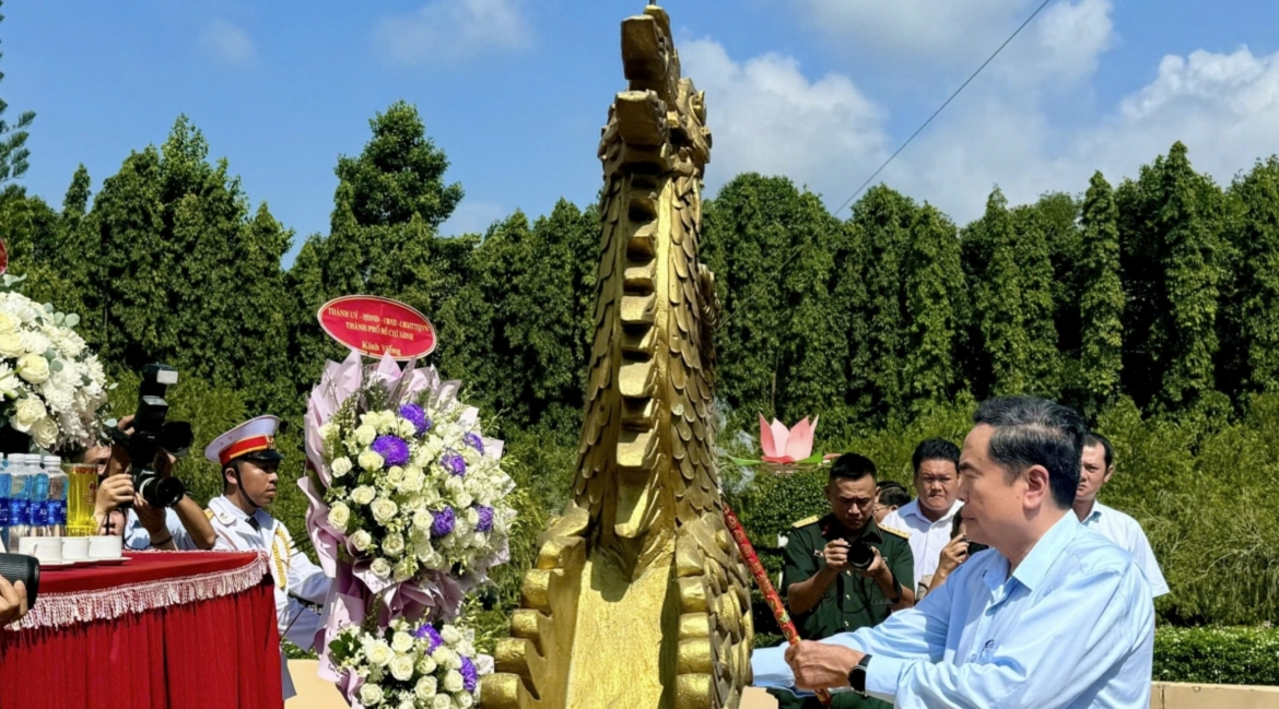 na chairman pays tribute to heroic martyr vo thi sau in hcm city picture 5