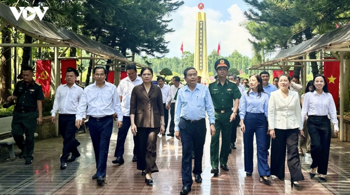 na chairman pays tribute to heroic martyr vo thi sau in hcm city picture 6