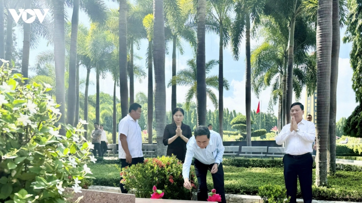 na chairman pays tribute to heroic martyr vo thi sau in hcm city picture 7