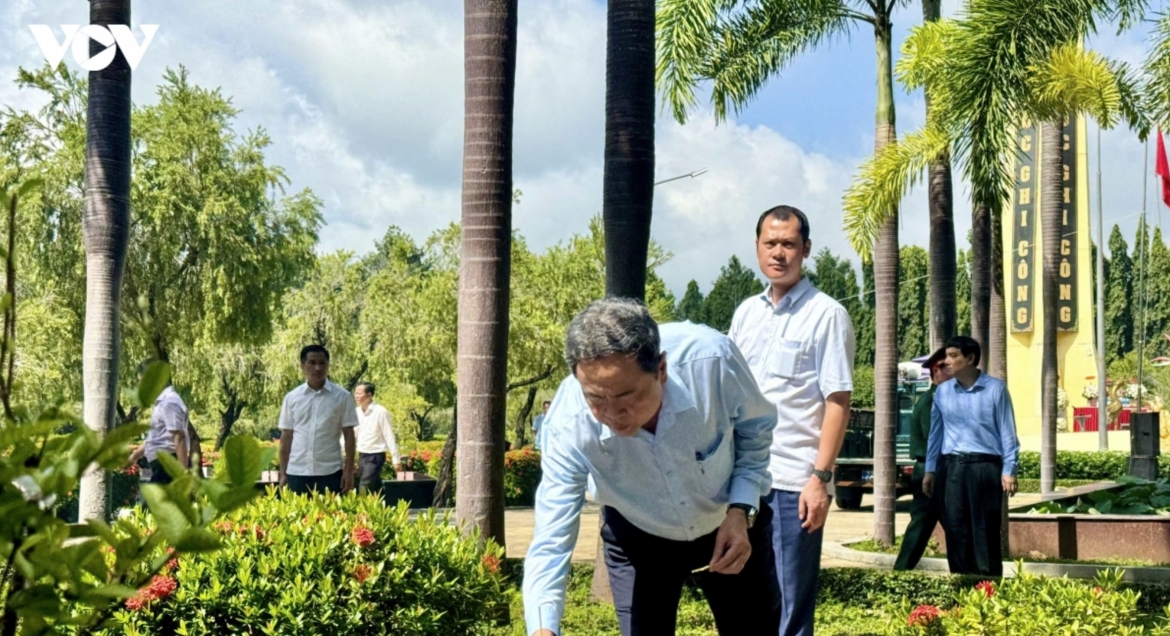 na chairman pays tribute to heroic martyr vo thi sau in hcm city picture 8