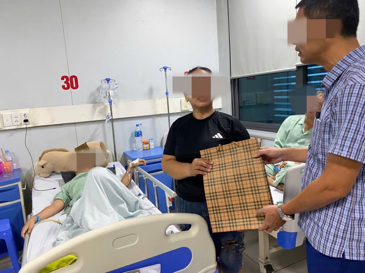 Dieu tra vu nam sinh khai bi 2 ke bit mat dung but nhet qua hau mon hinh anh 1