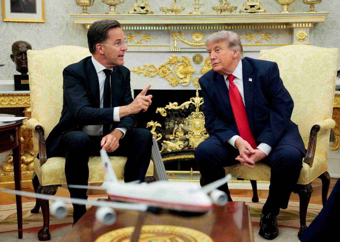 thay may bay canh bao som cua my, nato co choc gian ong trump hinh anh 3