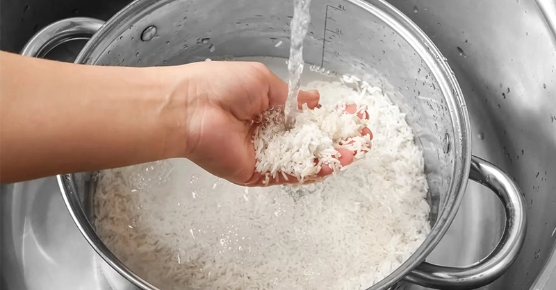 dung nuoc nong de nau com co thuc su tot hon nuoc lanh hinh anh 1