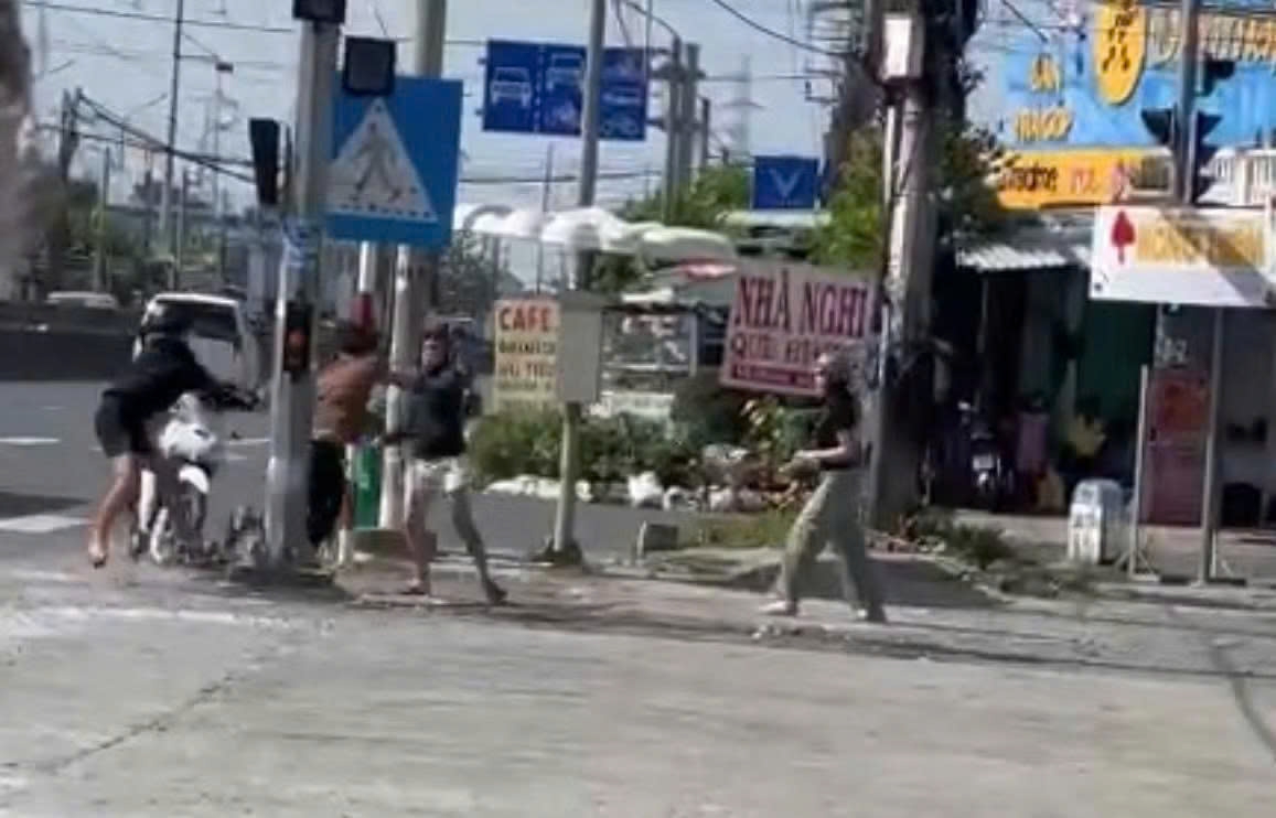 cu cai voi nhom net po, nguoi dan ong bi tan cong bang dao hinh anh 1