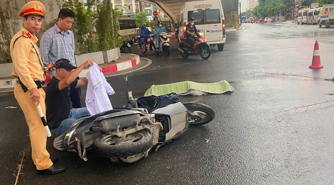 xe may va cham voi o to 16 o nga tu vong ha noi khien mot phu nu tu vong hinh anh 1