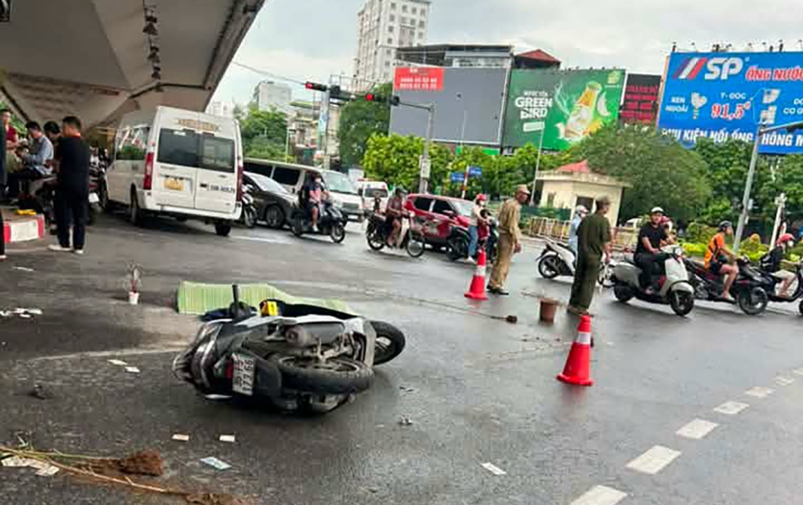 xe may va cham voi o to 16 o nga tu vong ha noi khien mot phu nu tu vong hinh anh 2