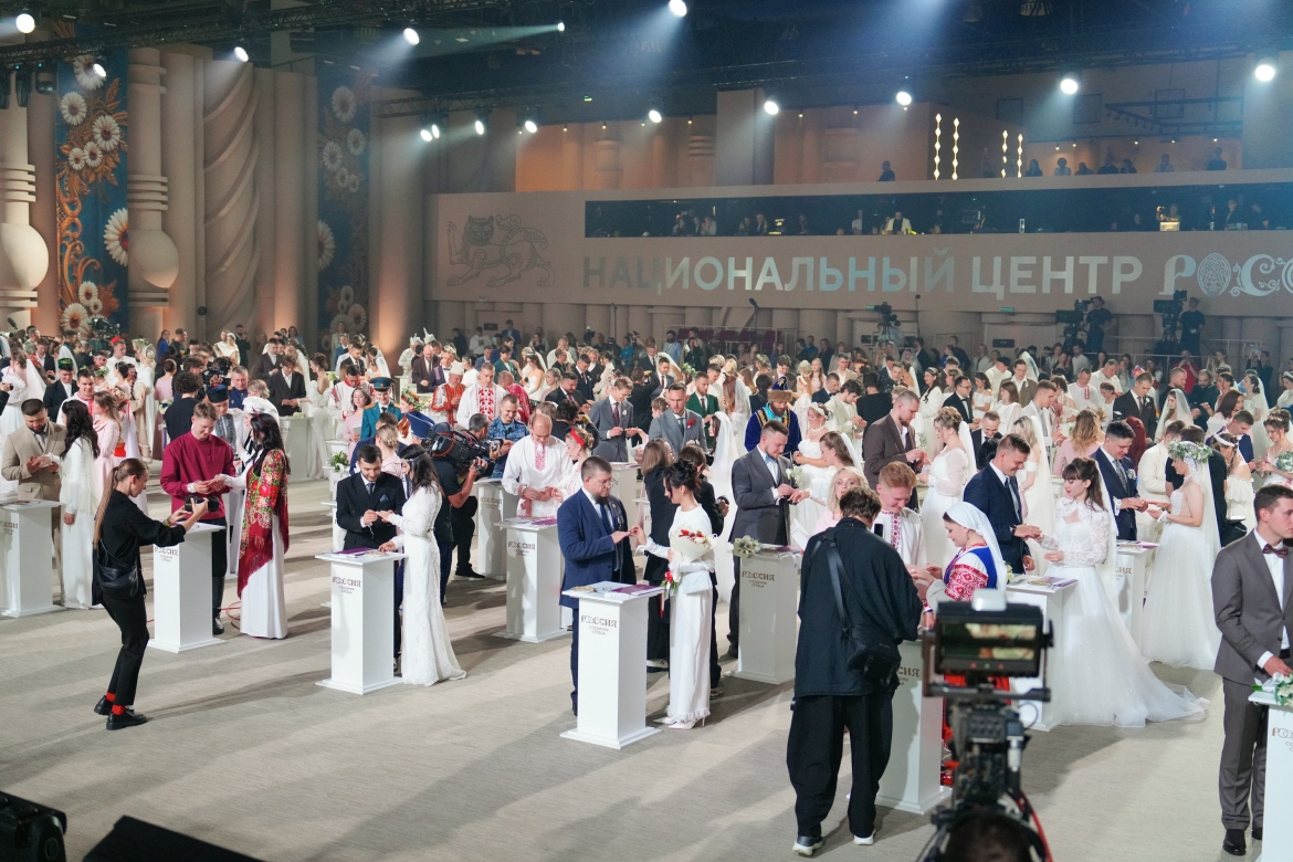 ron rang le hoi cuoi toan nga nhan ngay gia dinh tai thu do moscow hinh anh 3