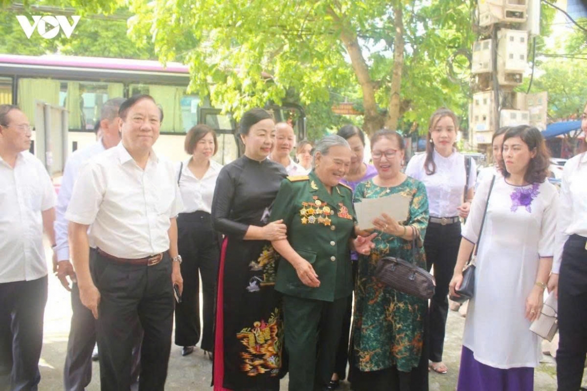 anh hung llvtnd ngo thi tuyen qua doi hinh anh 2
