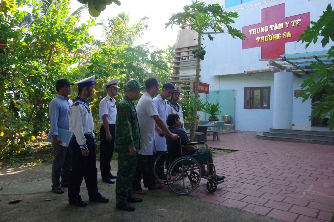 quan y truong sa cap cuu kip thoi ngu dan bi tac mat hinh anh 1