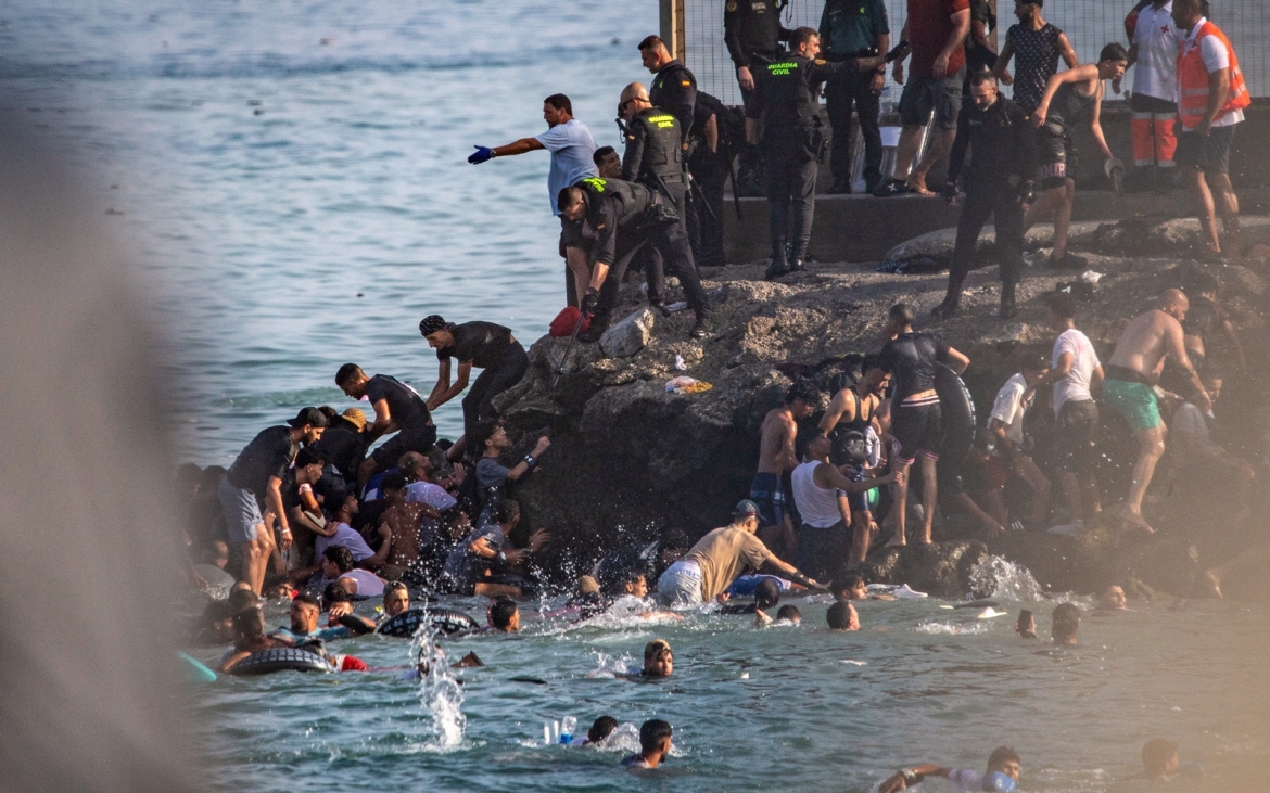 italy keu goi dong cua schengen doi voi tay ban nha vi khung hoang di cu o ceuta hinh anh 1