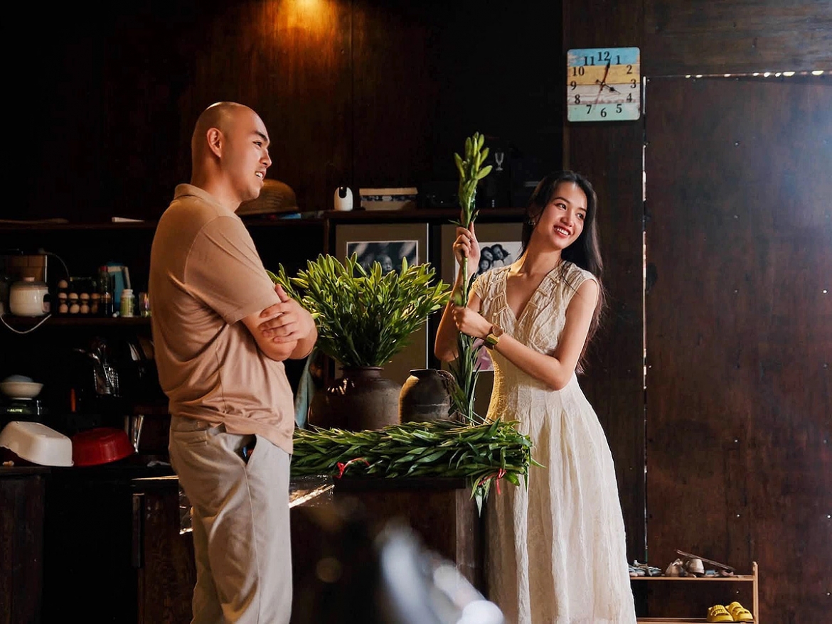 sao viet 24-7 A hau my duyen xin loi vi nem gach vao nha dan giua dem hinh anh 7