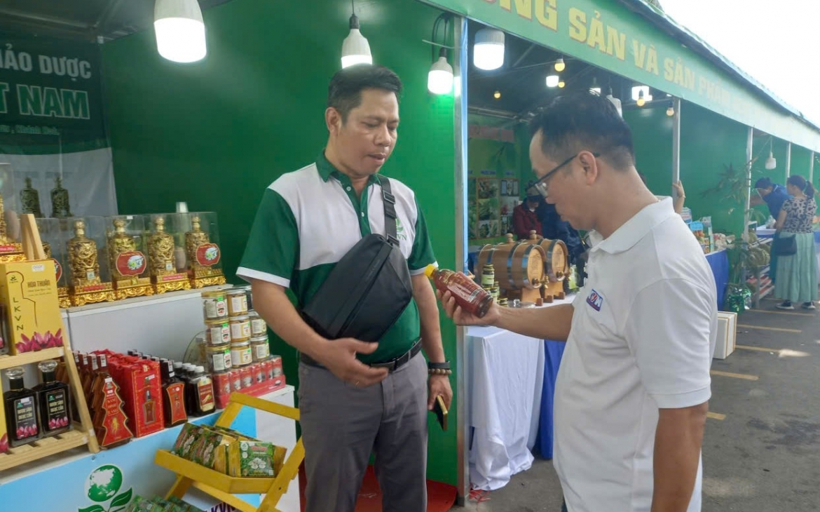 festival bien ket noi nong san khanh hoa sau mot nam hop nhat hinh anh 2