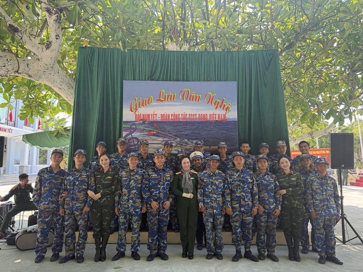nsnd hong hanh tieng hat tri an tu ban linh chien si, tam hon nghe si hinh anh 2