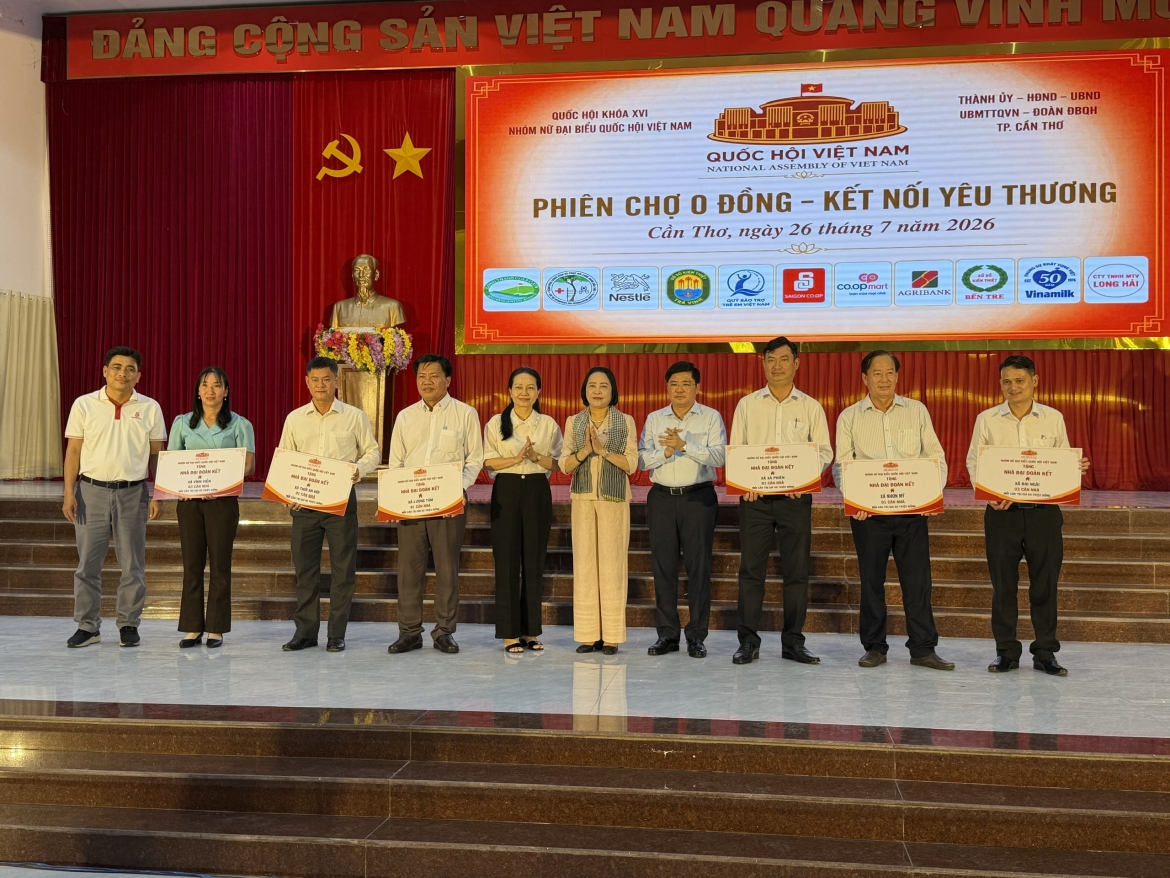 Nhóm nữ ĐBQH tri ân người có công với cách mạng tại xã vùng sâu Vĩnh Viễn