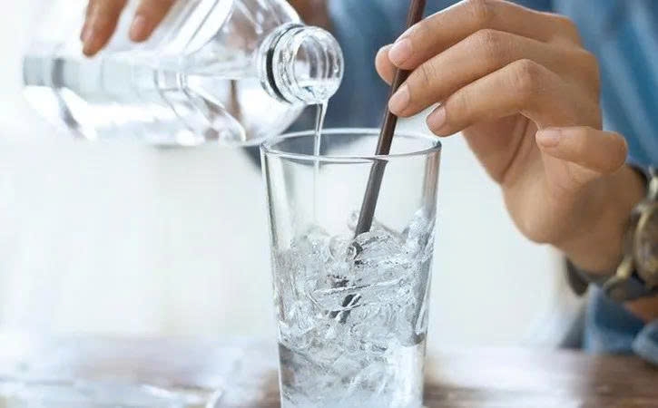 7 ly do ban nen han che uong nuoc da lanh khi troi nang nong hinh anh 1