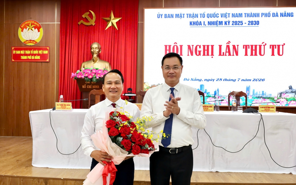 Ong nguyen Dinh vinh giu chuc chu tich Uy ban mttq viet nam thanh pho Da nang hinh anh 1