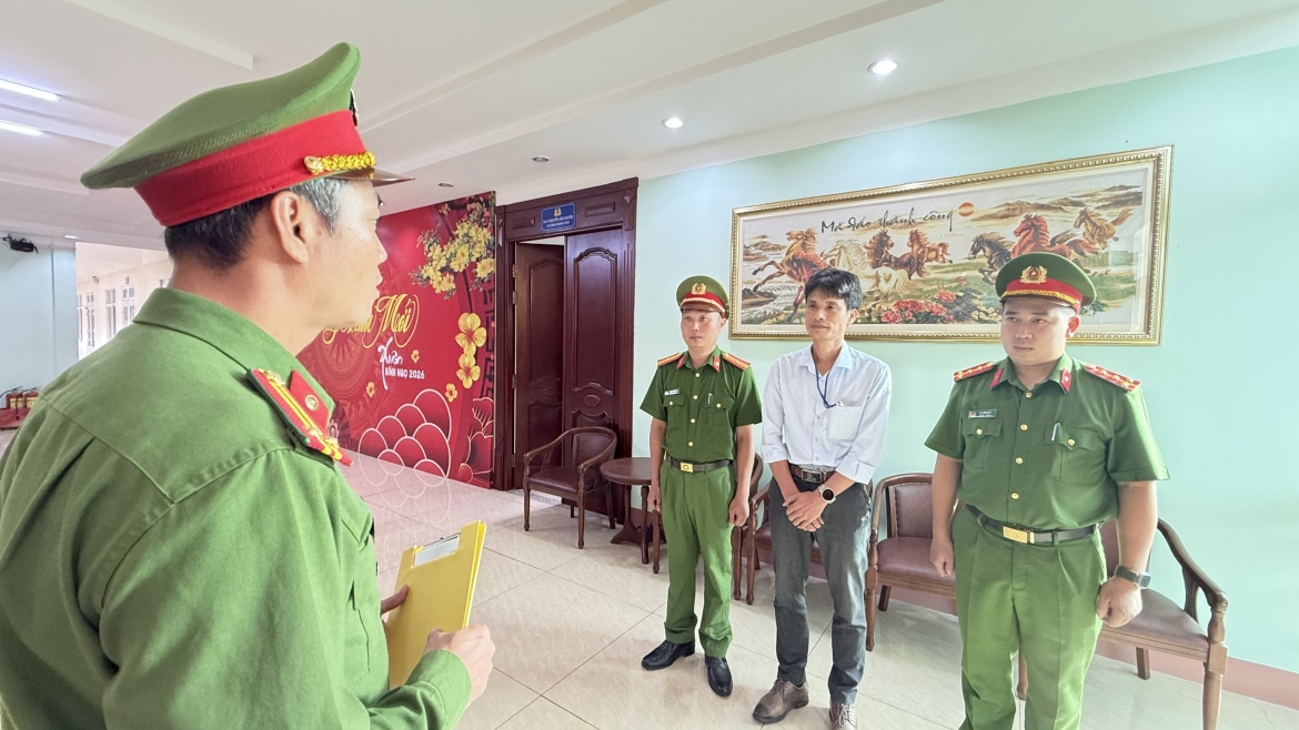 Dak lak khoi to giam doc cong ty san xuat, buon ban hon 250 tan phan bon gia hinh anh 1