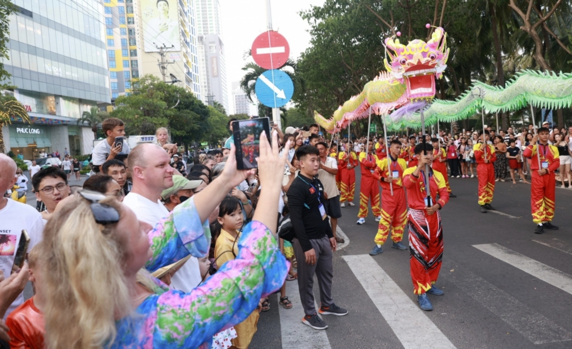 nearly 2,000 women feature in ao dai event at khanh hoa sea festival 2026 picture 5