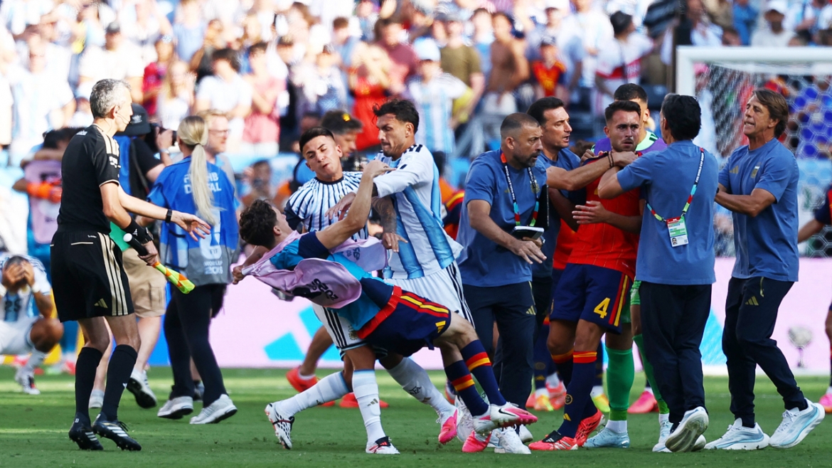 nhan the do vi hanh dong khong dep, dong doi cua messi bi chi trich du doi hinh anh 1