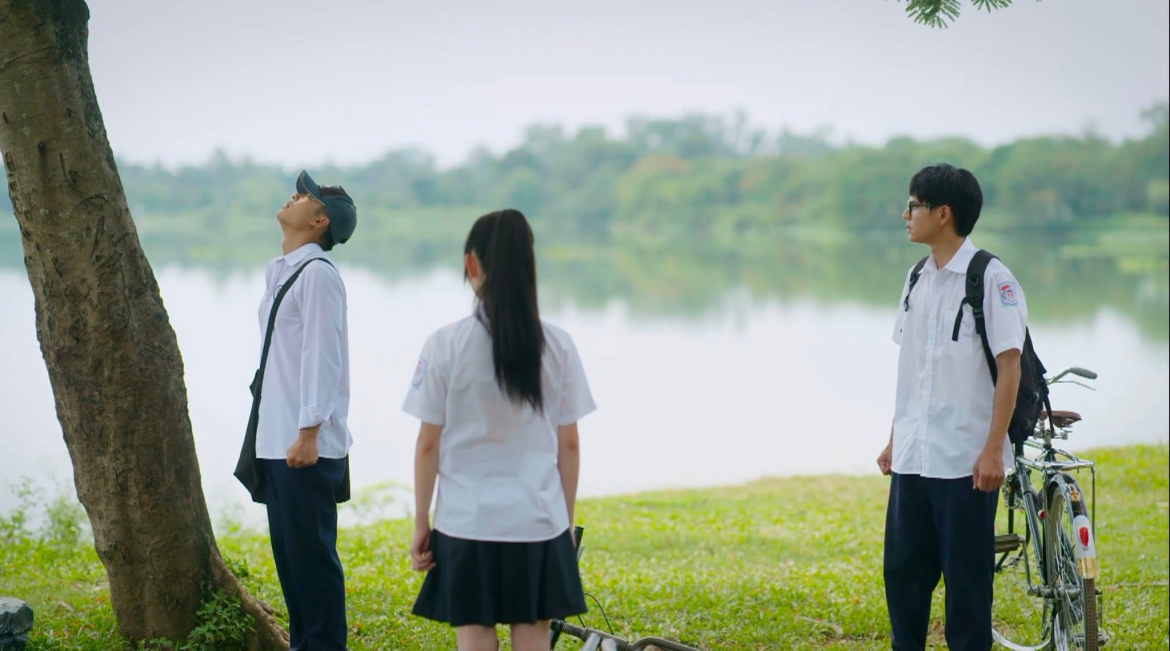 ket phim phia ben kia thanh pho gay tranh luan, khan gia hong phan 2 hinh anh 1