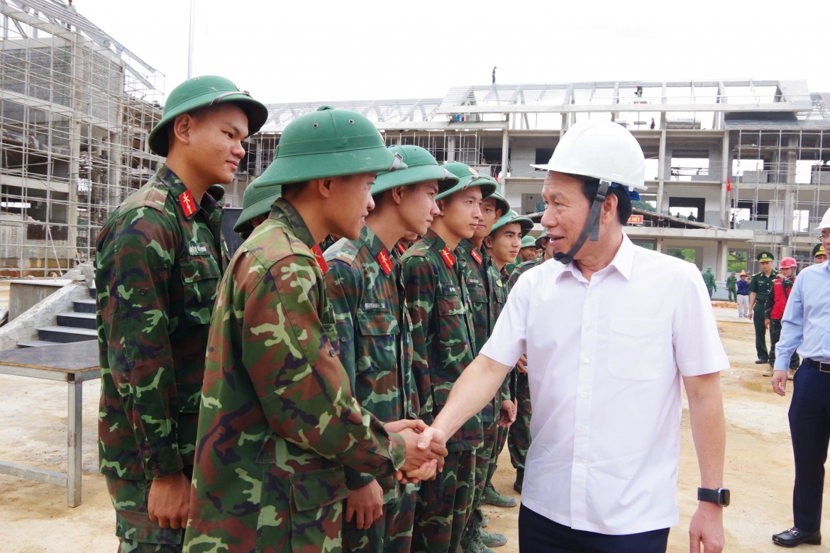 pho thu tuong le tien chau kiem tra tien do 2 du an truong noi tru tai a luoi hinh anh 2