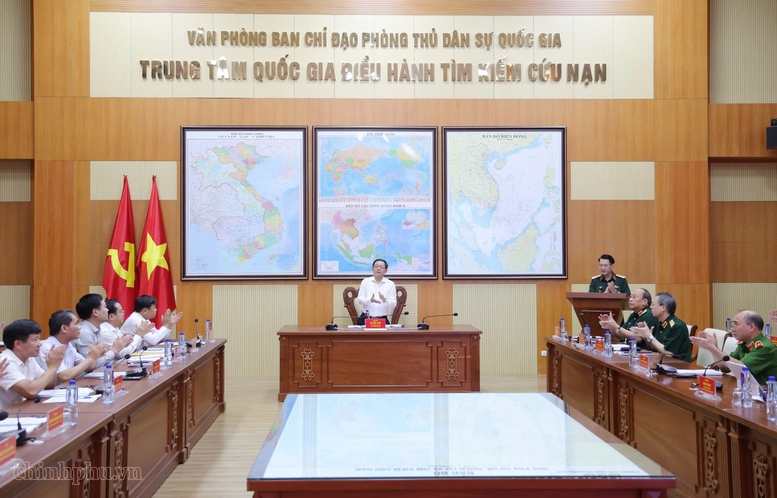 pho thu tuong dut khoat khong de nguoi dan phai len noc nha keu cuu khi mua lu hinh anh 1