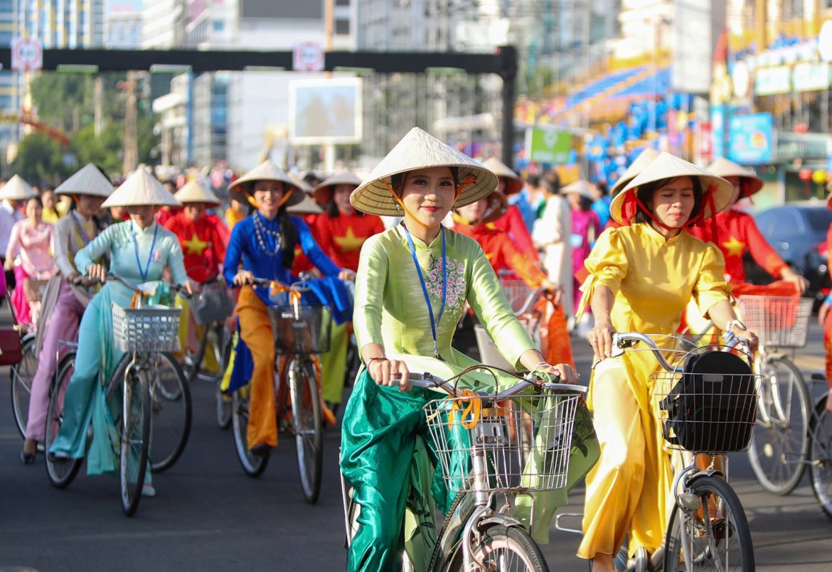 Ao dai ruc sac giua pho bien khanh hoa hinh anh 3