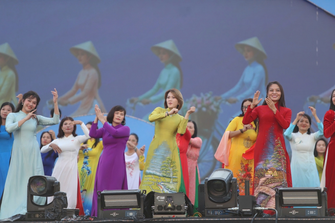 Ao dai ruc sac giua pho bien khanh hoa hinh anh 2