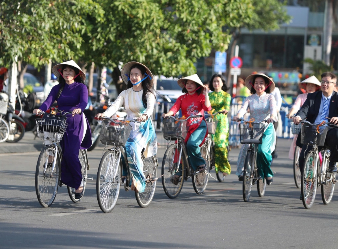 Ao dai ruc sac giua pho bien khanh hoa hinh anh 4