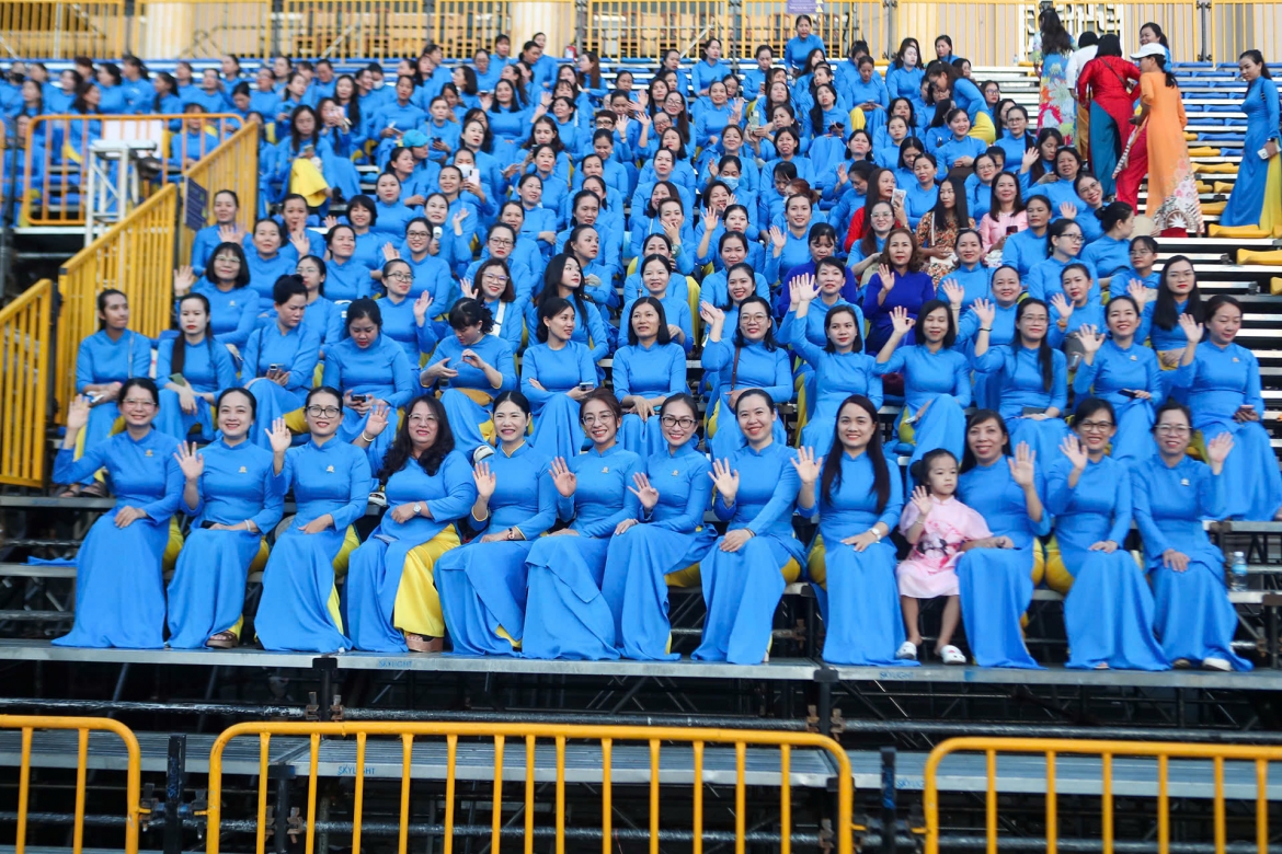 Ao dai ruc sac giua pho bien khanh hoa hinh anh 1