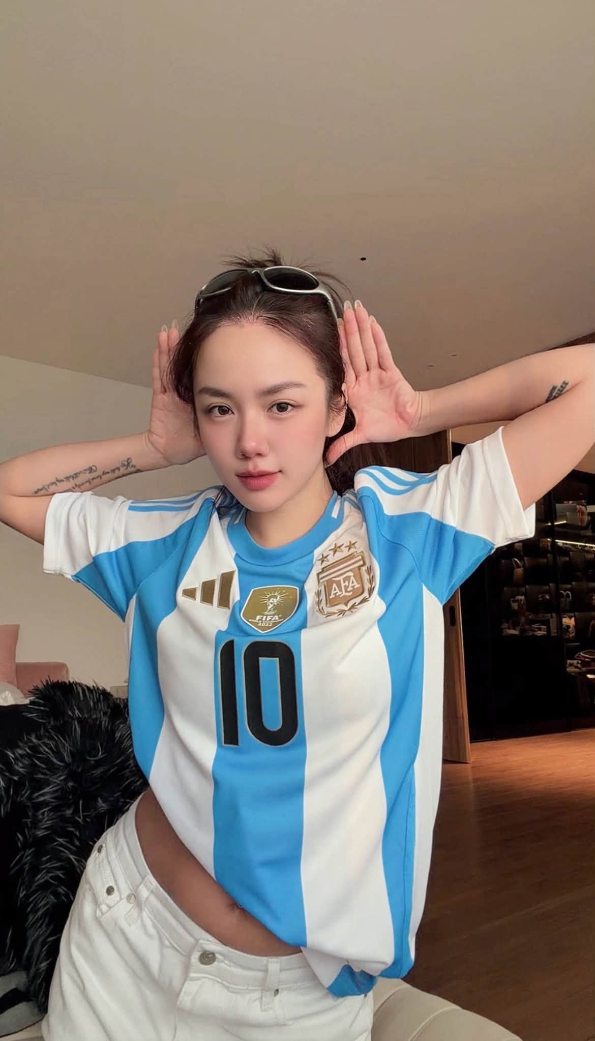 sao viet 20-7 phuong ly noi bat, dan sao viet xa anh dem chung ket world cup hinh anh 1