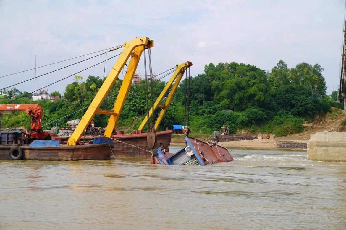 40 cán bộ, chiến sĩ trục vớt 2 tàu hàng bị chìm trên sông Lô, Phú Thọ