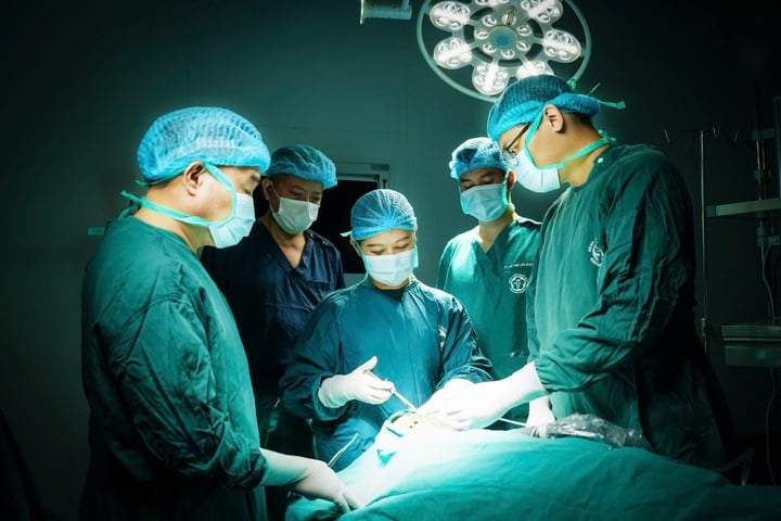 vuot mua trang troi luc 5h, bac si chay dua gio vang giu khuon mat benh nhan hinh anh 1