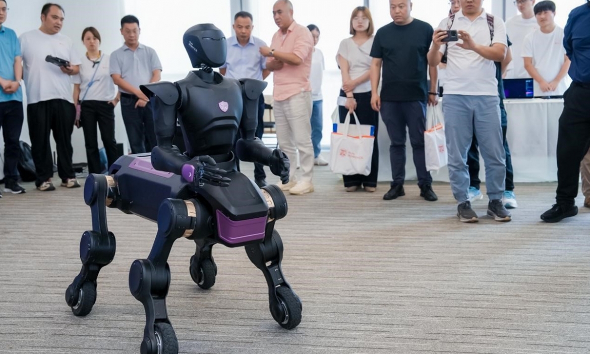 Trung Quốc ra mắt robot “nhân mã” đầu tiên trên thế giới