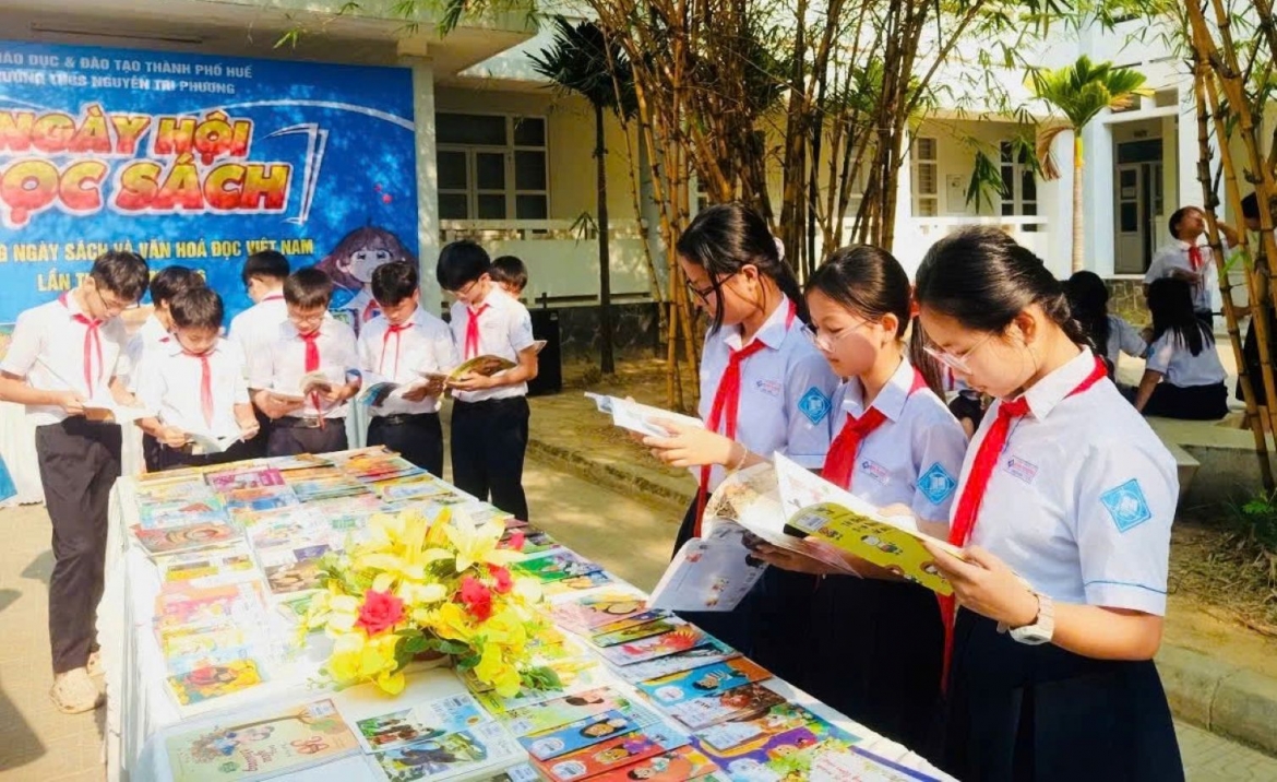 hoc sinh hue duoc muon sach giao khoa mien phi hinh anh 1