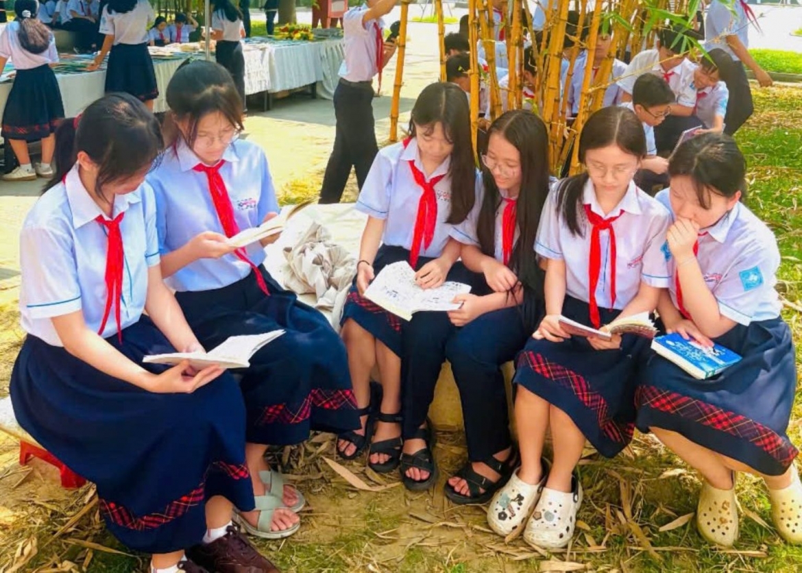 hoc sinh hue duoc muon sach giao khoa mien phi hinh anh 3