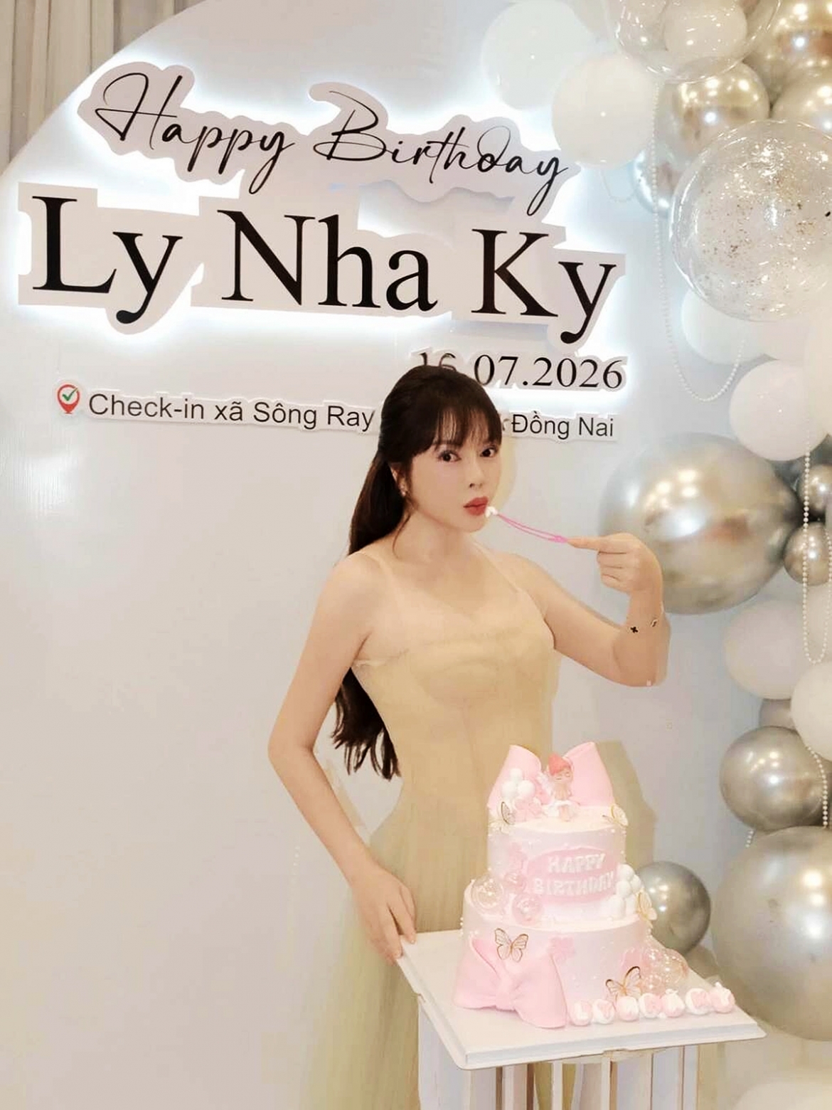 sao viet 21-7 diep lam anh khoe voc dang nong bong khi di lan o vinh hy hinh anh 7