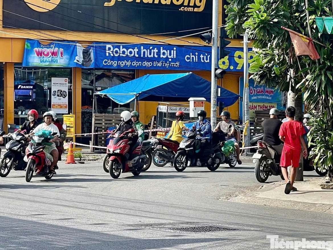 nhieu vet mau keo dai tai hien truong vu nguoi dan ong bi sat hai o tp.hcm hinh anh 1