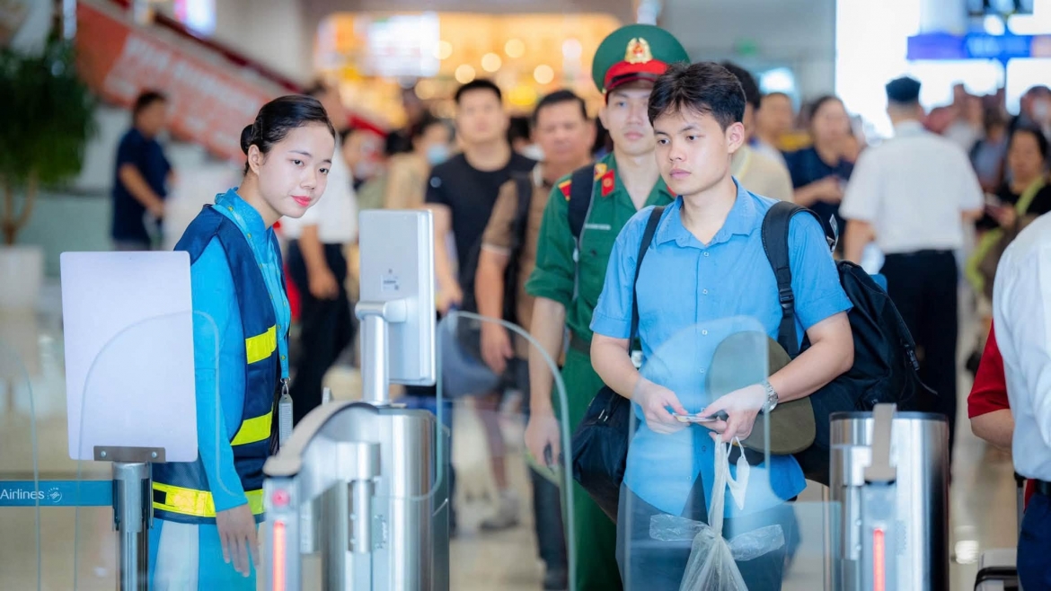 Đẩy mạnh sân bay thông minh: Nội Bài đưa kiosk sinh trắc học vào phục vụ hành khách