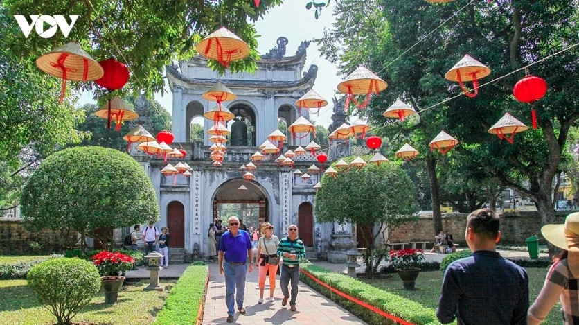 hanoi sees foreign arrivals surge 25 in january-july period picture 1