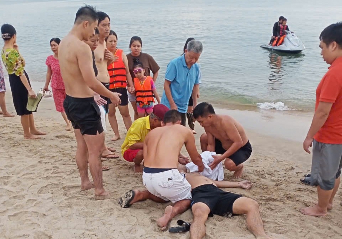 cuu song 2 du khach bi duoi nuoc khi tam bien nhat le, quang tri hinh anh 1