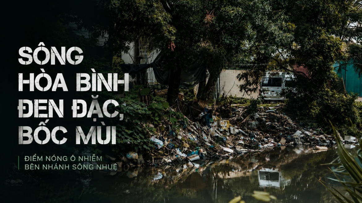 Sông Hòa Bình đen đặc, bốc mùi - Điểm nóng ô nhiễm bên nhánh sông Nhuệ