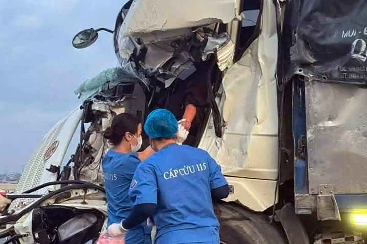 hai xe tai va cham tren cau thang long, tai xe mac ket trong cabin, un tac keo dai hinh anh 3